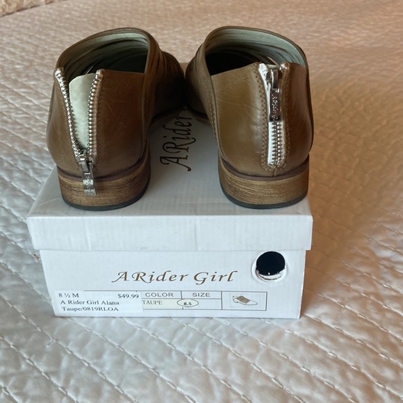 A Rider Girl taupe loafer with zippers on the back, worn twice,  size 8.5 - Picture 3 of 3